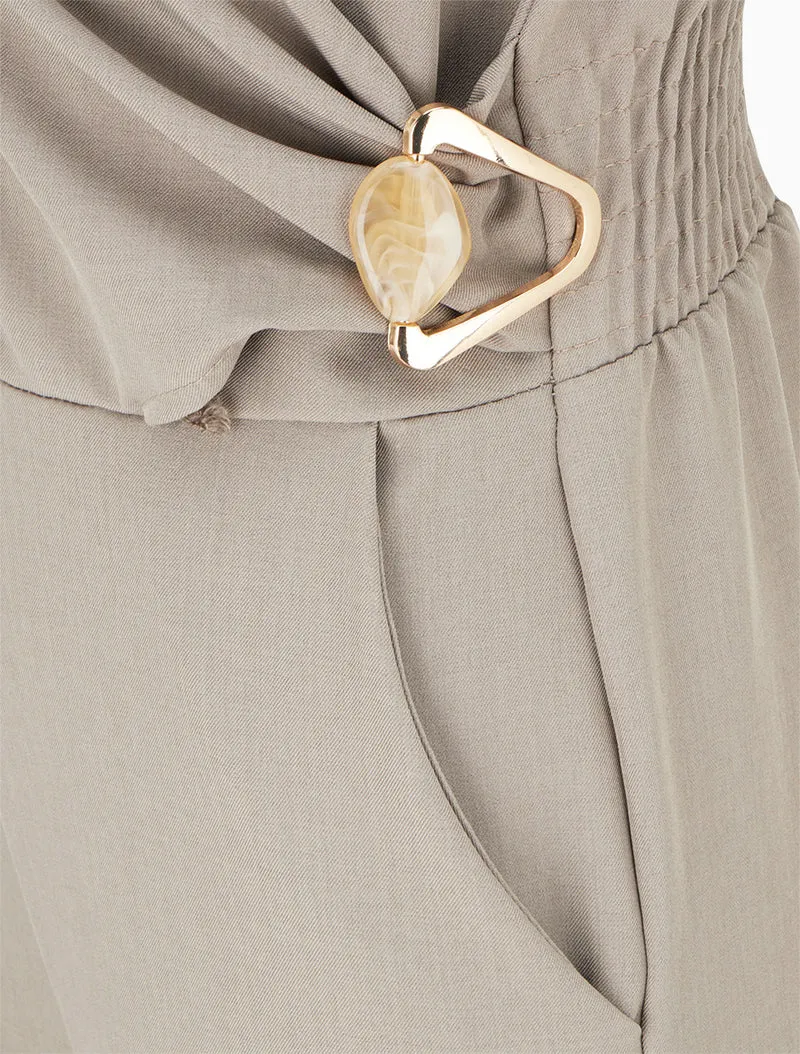 Combinaison ample à col cache-coeur effet drapé et bijou - Taupe