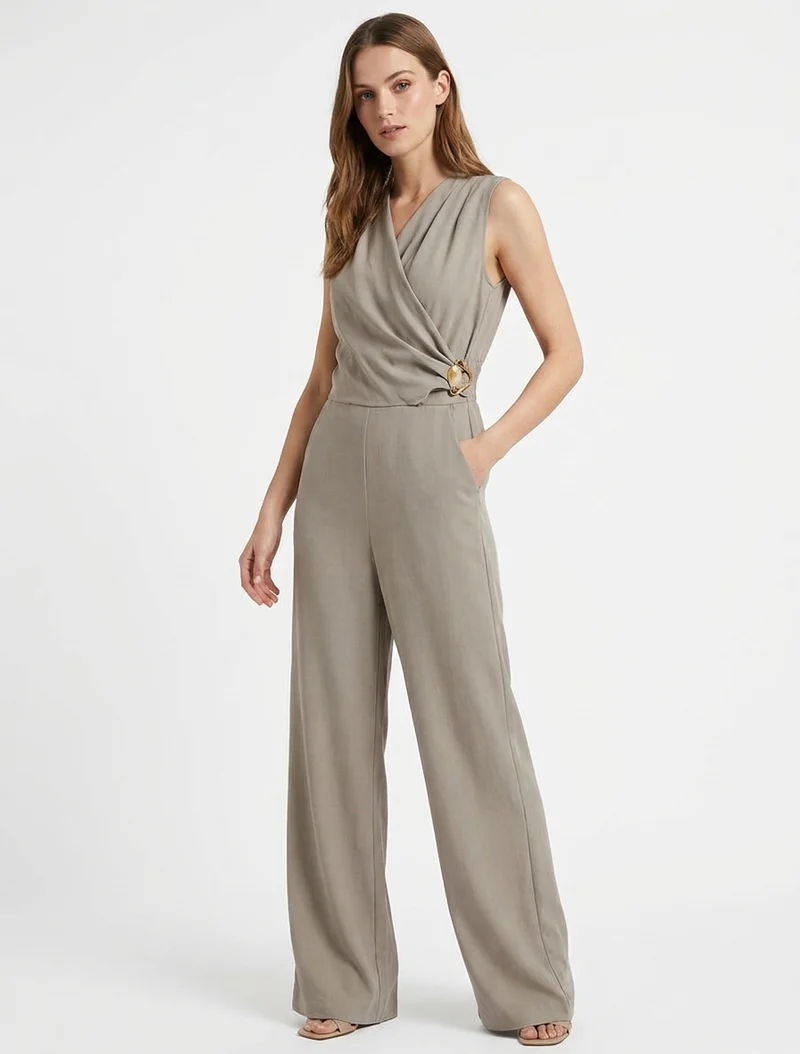 Combinaison ample à col cache-coeur effet drapé et bijou - Taupe