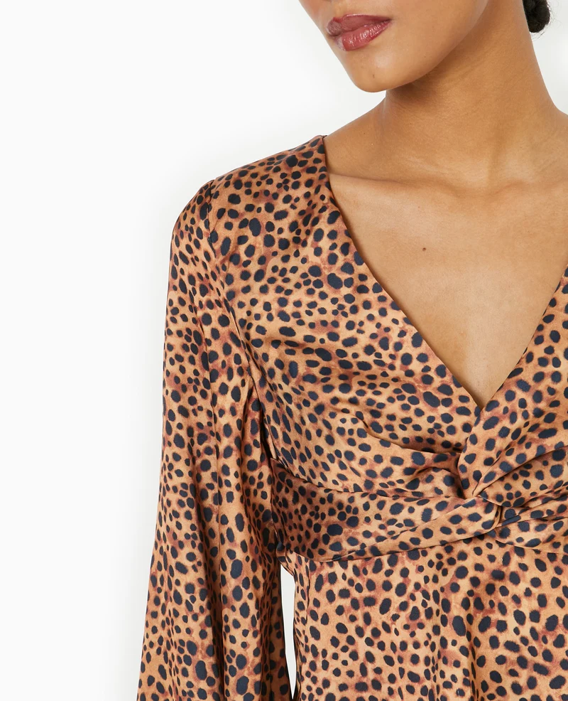 Blouse en tissu satiné motif léopard