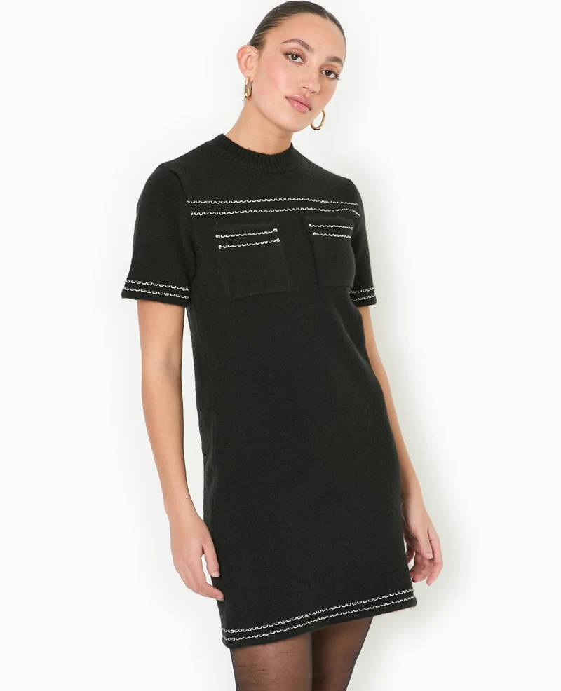 Robe courte en maille avec détails contrastés