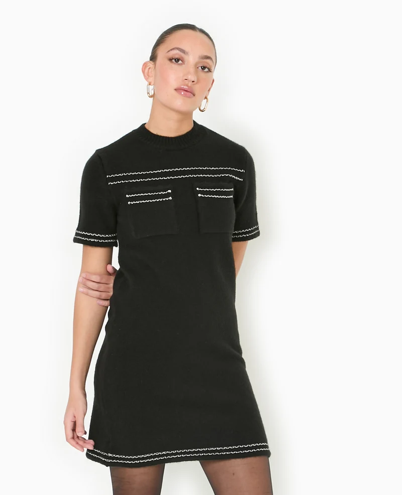 Robe courte en maille avec détails contrastés