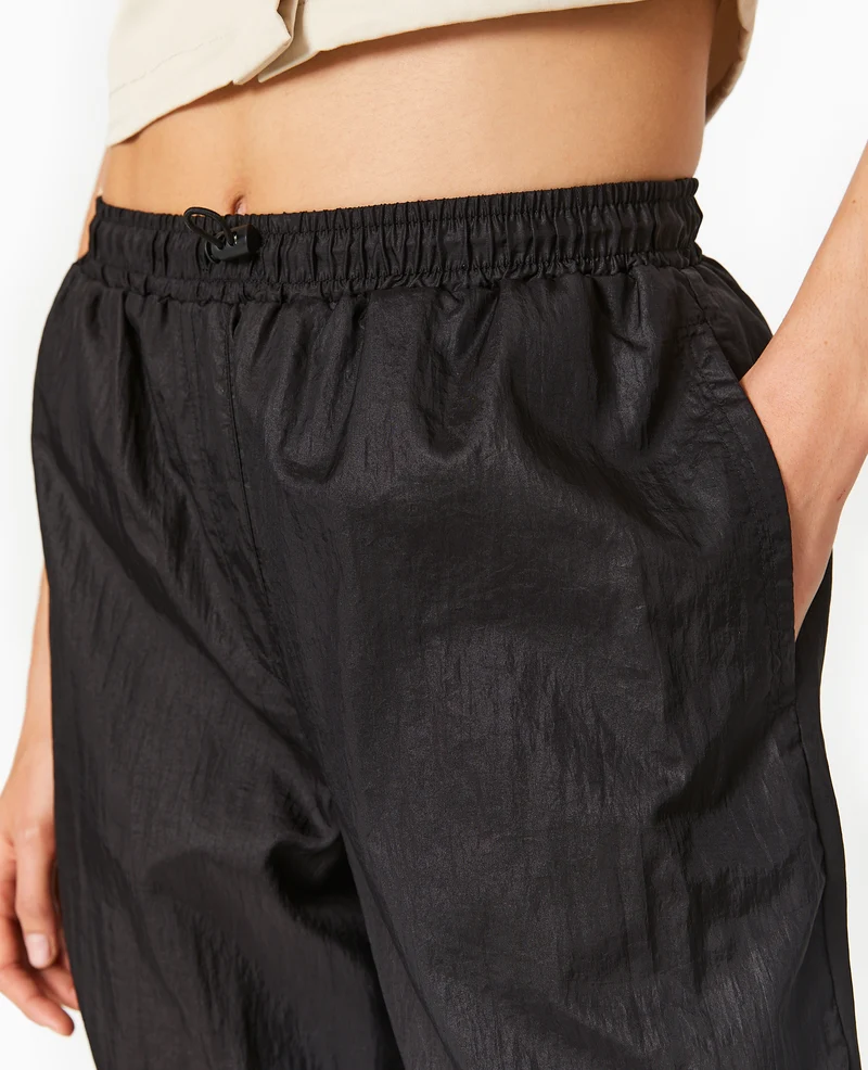 Pantalon parachute avec liens élastiqués