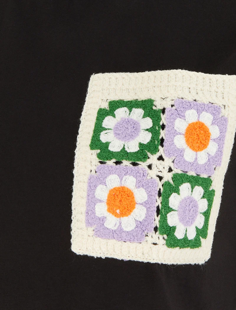 T-shirt à poche plaquée à motif floral - Noir