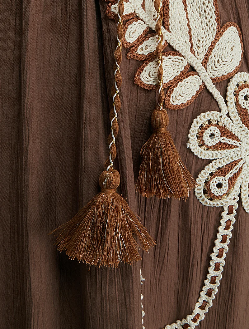Robe longue à fines bretelles et broderie florale - Marron
