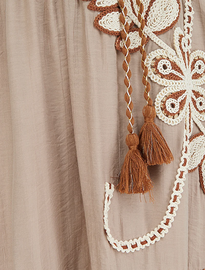 Robe longue à fines bretelles et broderie florale - Taupe