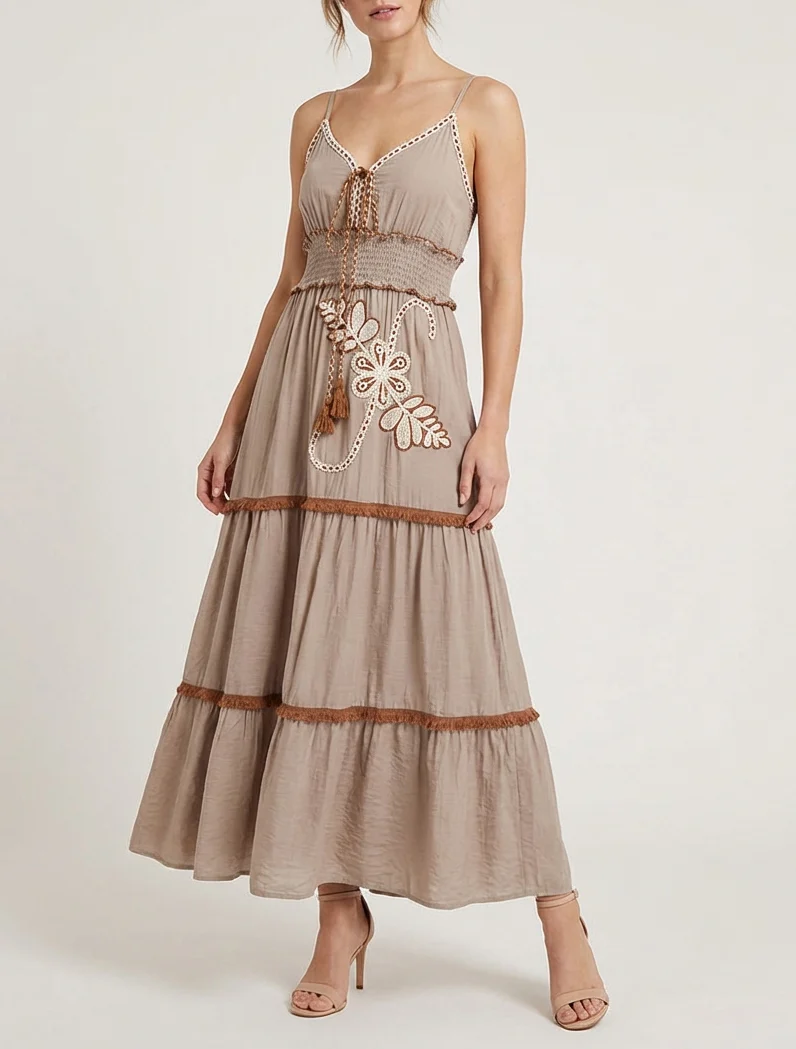 Robe longue à fines bretelles et broderie florale - Taupe